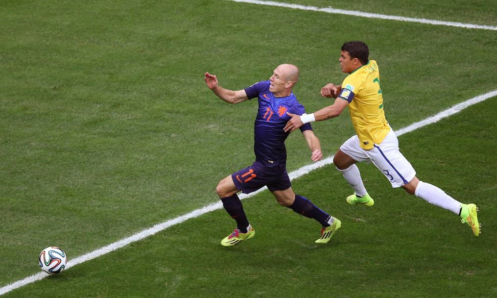 Brasile-Olanda comincia con un doppio o forse triplo errore: Thiago Silva si fa sfuggire Robben e lo trattiene. Palesemente fuori area. L&#39;arbitro fischia un rigore inesistente e ammonisce solo il difensore che avrebbe meritato l&#39;espulsione per aver interrotto una chiara occasione da gol. Epa